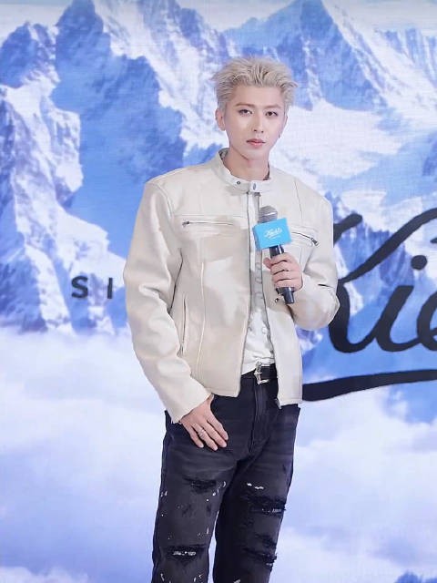 蔡徐坤科颜氏直播全程cut:从下车就开始直播的银发墨镜蔡徐坤登场!