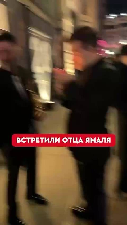 手捧科帕奖杯嘴叼烟!亚马尔父亲不满跟拍当场暴怒,险些砸碎记者手机