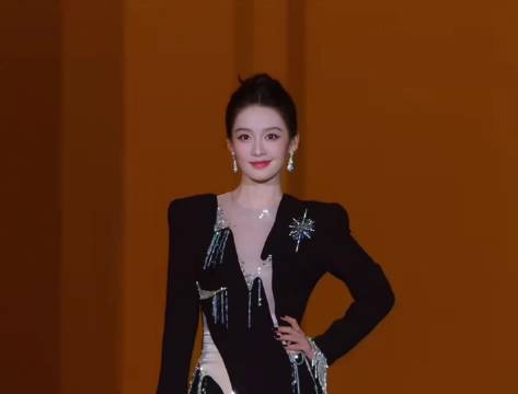 好美的脸!好绝的气质 李沁进行曲 走的优雅气质 步步生莲