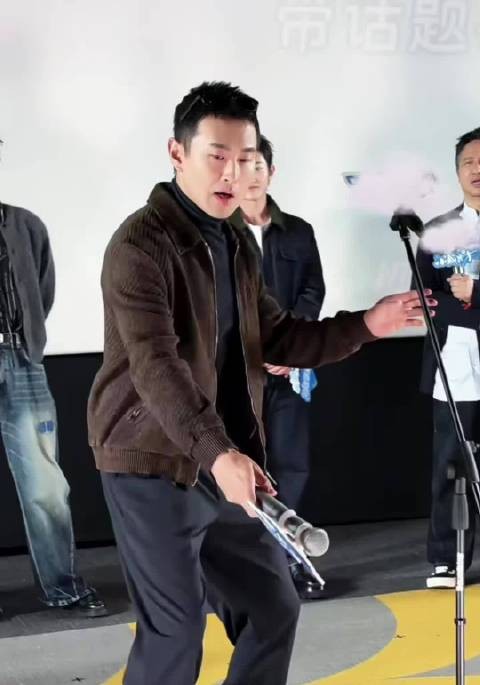 王彦霖闪身步都能闪到肖战怀里了！ 肖战:你太坏了！ 彦霖太有梗了