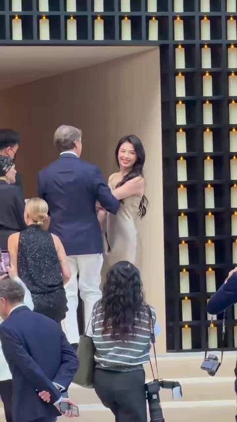 完全是回眸一笑百媚生具象化 涛姐真美