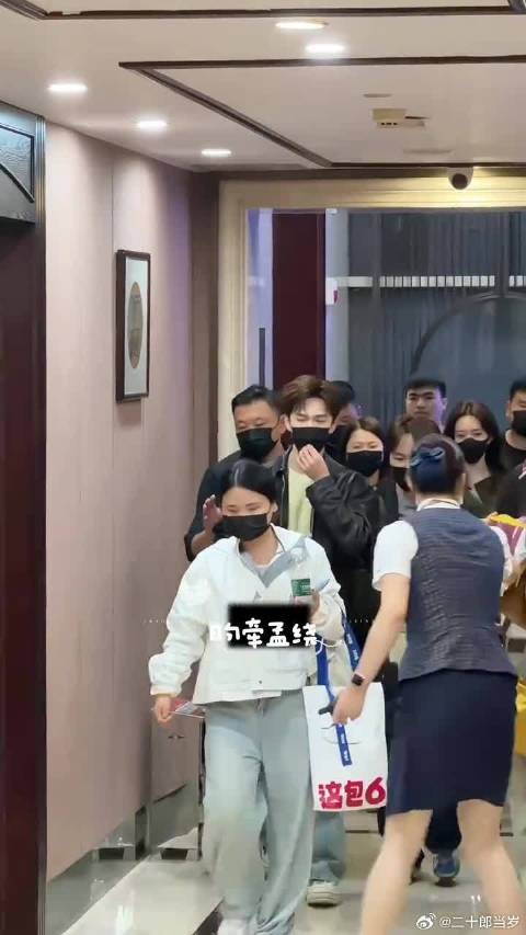 现场粉丝太热情,小林在身后默默守护,一步三回头
