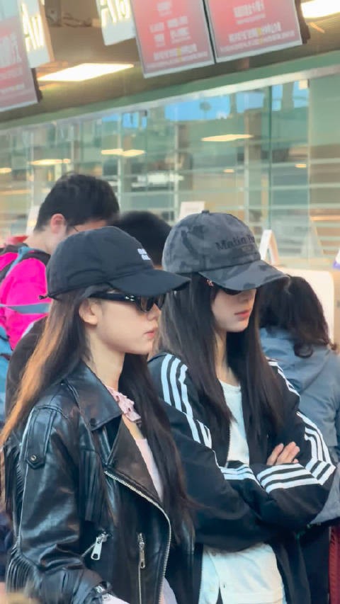 乖乖给yuki举镜子的美美