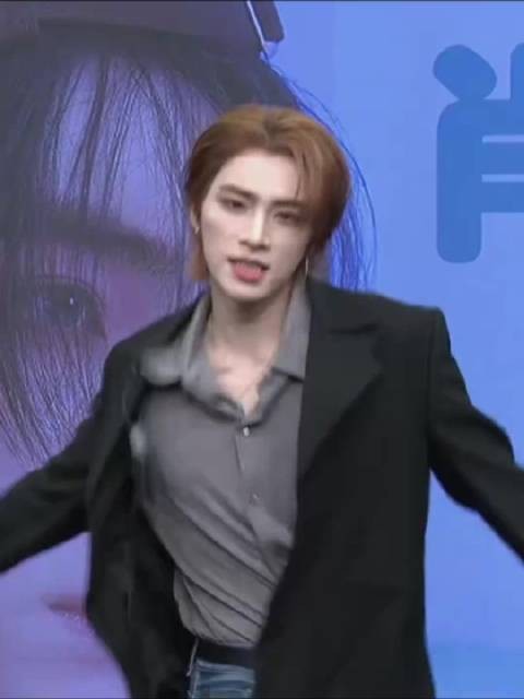肖俊听到Baby Dont Cry依旧是秒开 甚至还很意犹未尽的肖俊一枚呀