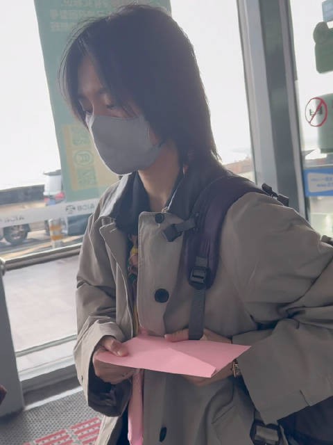 风衣,笔,@周笔畅 PS:录制顺利