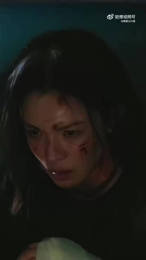 钟楚曦侧身飞踢演末日女战士，力量感溢出屏幕