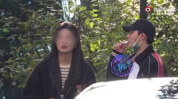 感情是两个人的私事，外界不必用自己的标准去评判他们的相处