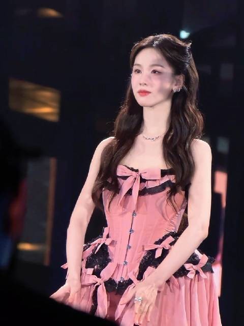 这段视频太养眼了，陈都灵真是犹如仙女下凡