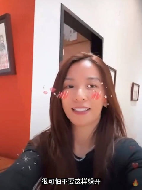 认真练团的田馥甄突然直播问候大家