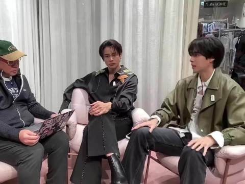他初见面面无表情,后来主动靠近我