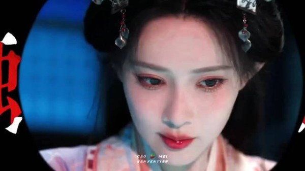 反复循环这个镜头,这一眼藏着家破人亡的伤痛,也藏着她势必要清算仇敌的决心