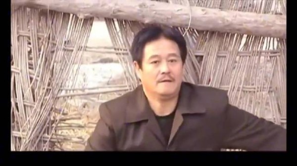 赵本山上厕所，据说当时拍这段时，导演组都笑趴了，我看了数不清多少遍了