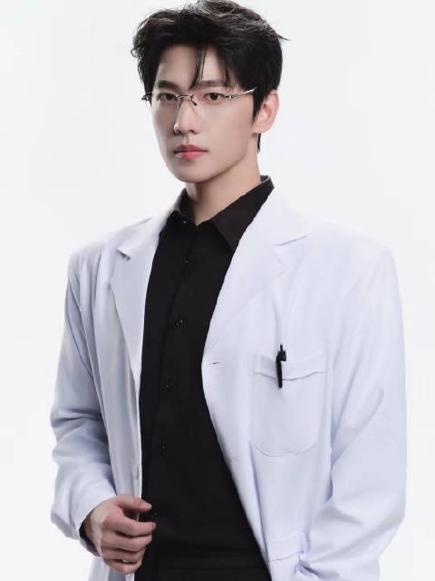 杨洋许星纯证件照上线,白大褂细框眼镜清冷斯文