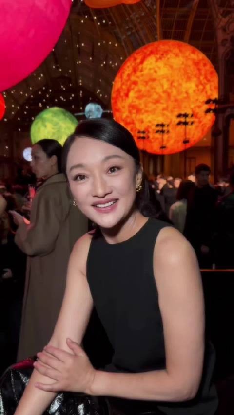 50岁出头的周岁,依然年轻漂亮