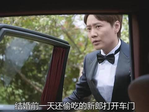 为了阻止女儿嫁给渣男,母亲竟然穿上婚纱代替她坐上婚车,这魄力太绝了!
