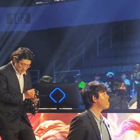 第二把bp结束时候教练组走下台 表情有点严肃,第三局加油呀大勇Helper!