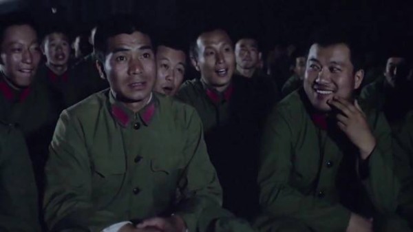 经典之作！所有士兵都在外面看电影，指导员却吃着进口巧克力悠闲地看杂志
