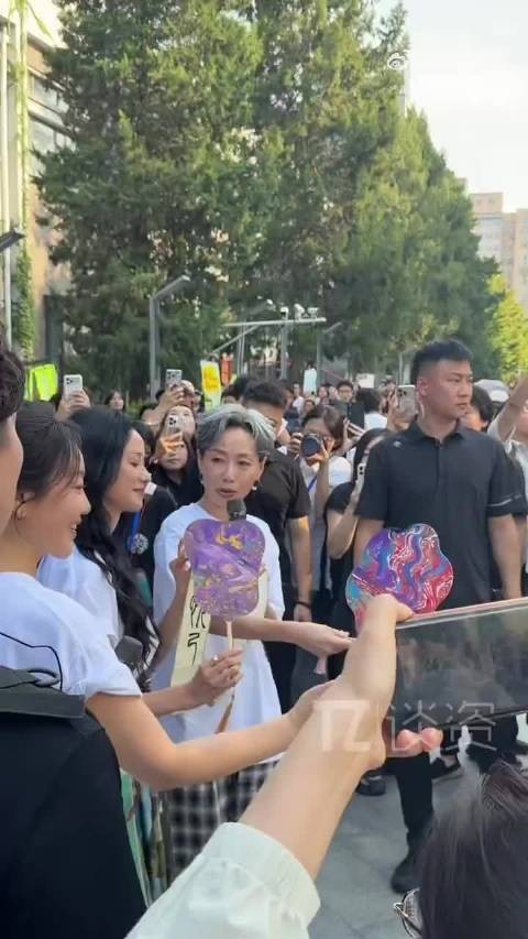 叶童见面会聊油彩与人生,同一捧油彩运化色彩不同