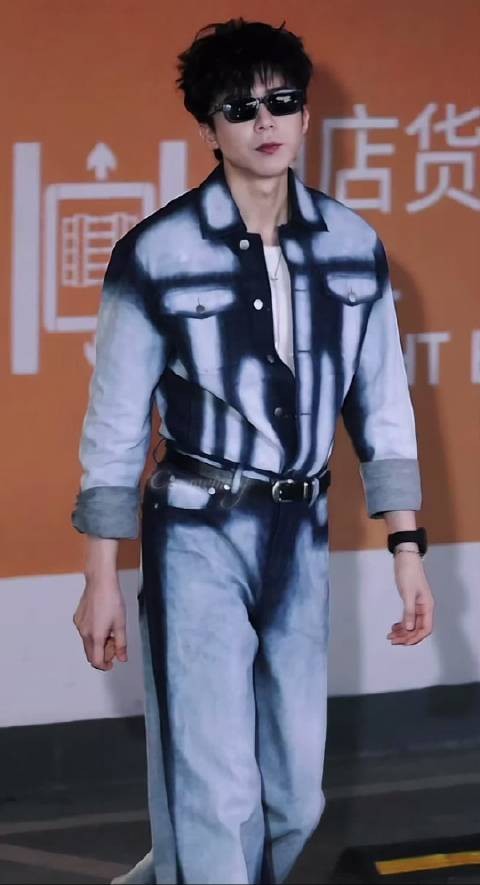 刘宇宁穿搭亮眼，行走的衣架子帅翻全场