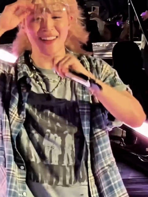 哈哈哈 宝宝眼镜跟着舞蹈动作滑下来了 想耍酷但还是很可爱 /cr.GLISTEN