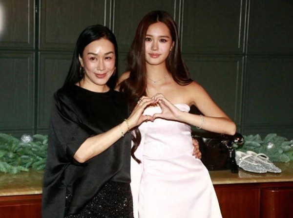 香港“一代女神”16岁女儿身材高挑，有意入行，回应早前争议