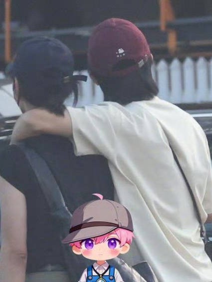 白百何和神秘男子街头亲密同框，十指紧扣搂肩掐腰，引发再次婚变猜测