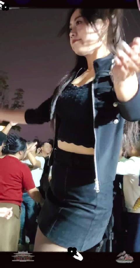 一路向北舞曲青年妹子蹦迪现场视频分享