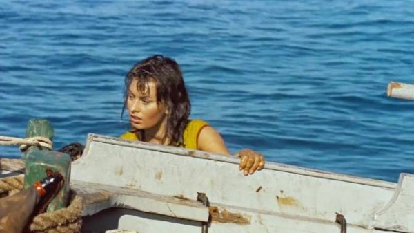 女人每天在海里挖海绵，这天挖到宝了