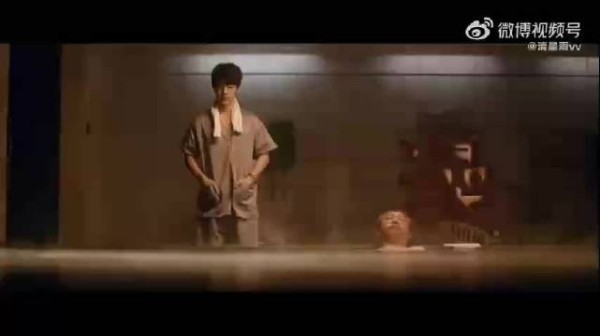 艾三约刘铮亮东北澡堂搓背,刘铮亮缩角落泡脚