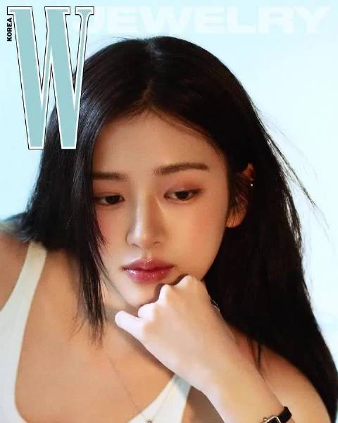 安宥真登W Korea电子刊封面演绎CHANEL PREMIÈRE腕表