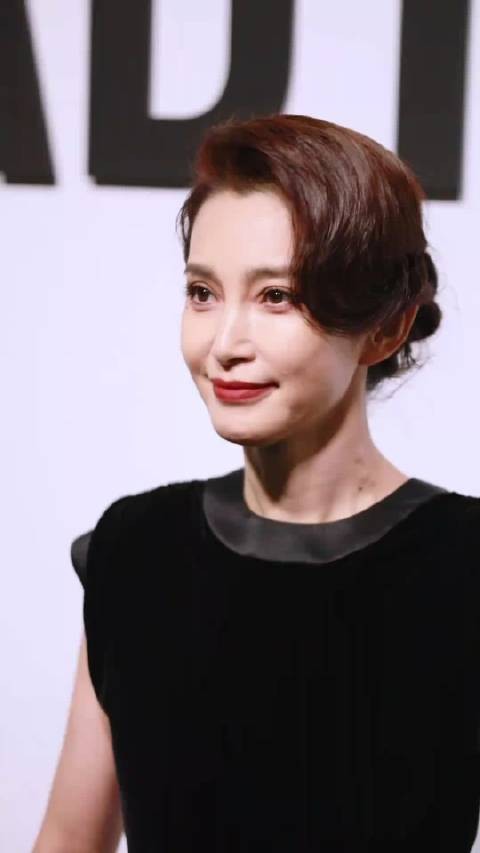 李冰冰原相机怼脸直拍，状态依旧在线，今日份妆容精致大气，气场十足