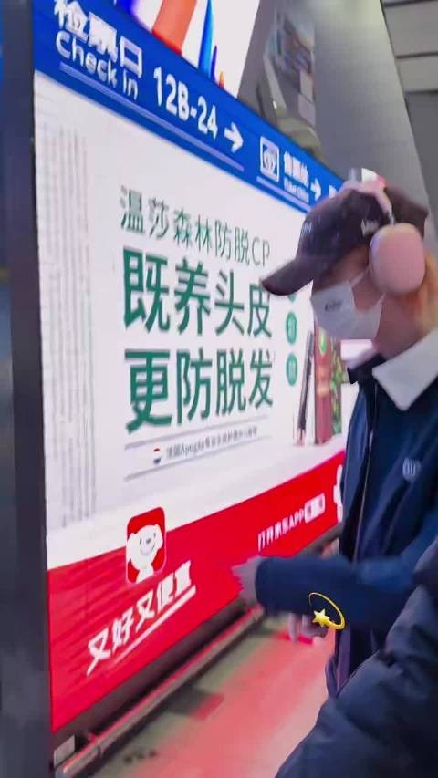 鹿晗出发五哈嘉年华,帽子口罩挡不住帅气