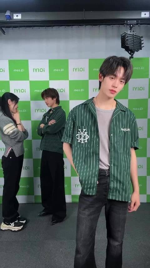 两个人咋走这么好玩这么可爱呀