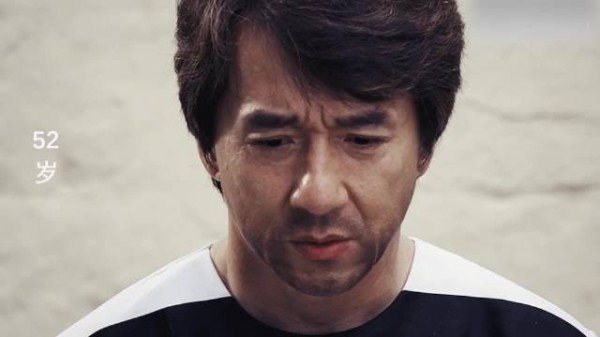 成龙72岁身上全是肌肉,数十年自律苦练铸就银幕拼搏精神