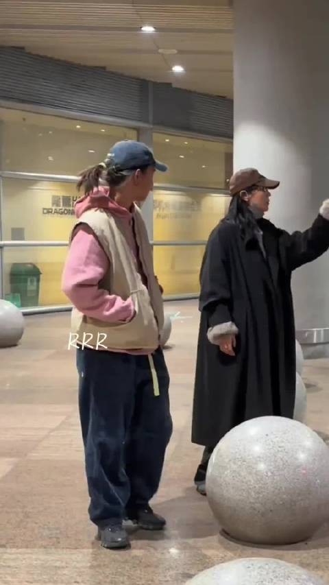 白百何儿子元宝18岁,母子同框似姐弟