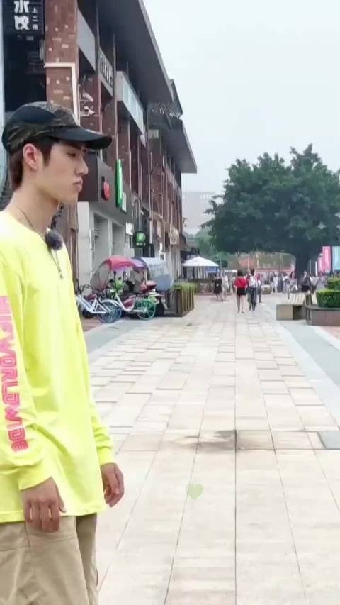 在一众人当中,属王一博最出众!最好看!