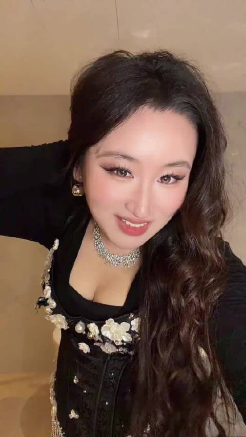 现在相信锤娜丽莎曾经是女团成员了…跳舞好美好美,自信的样子好迷人