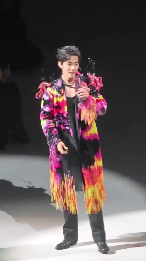 肖战现场与粉丝打趣新老专辑 坦露做音乐初心