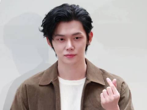 浪琴站台戳脸pose狗狗耳朵猫耳分不清