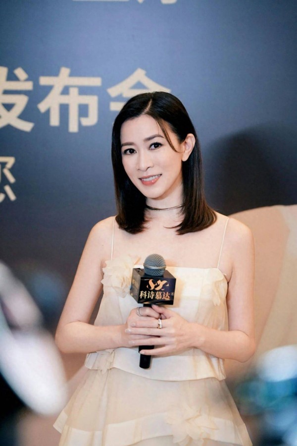 TVB视后佘诗曼中环独自扫货,粉色造型惹关注,身家被传过亿