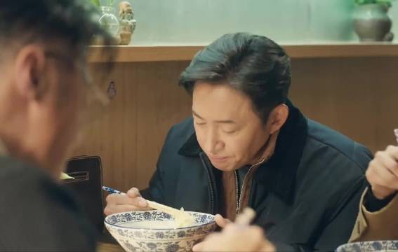 捐警车暗藏窃听器?悍匪隐秘洗白,上演极限反杀
