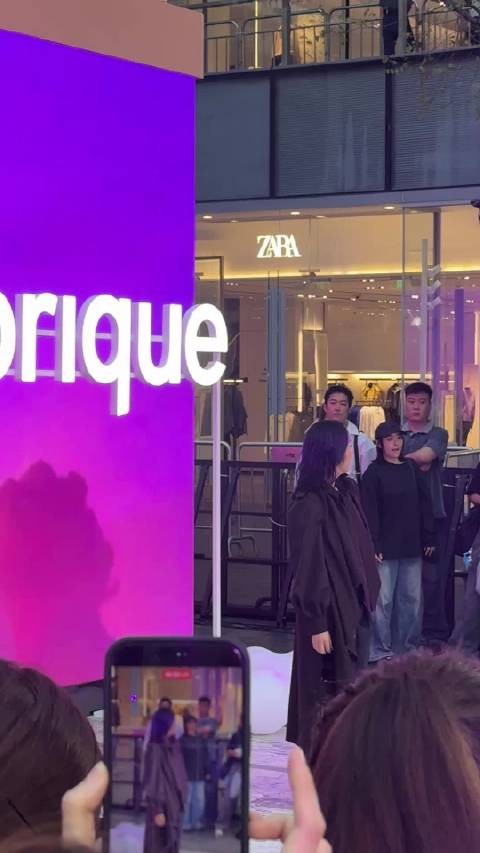 杨千嬅深圳现场派发紫色针织花送粉丝