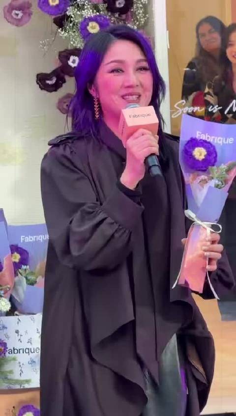 杨千嬅深圳亲手为粉丝派发紫色针织花