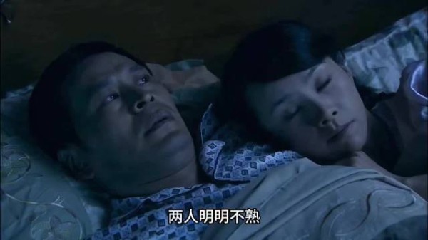 两人假扮夫妻日久生情，怎料结婚当天女人亡夫竟回来了