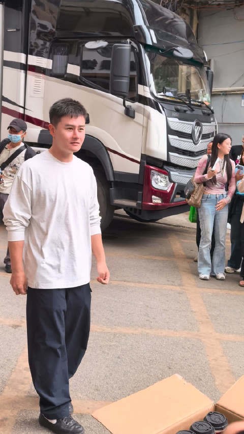 陈哥 远妈 azan全都见到了 谢谢哥哥的奶茶