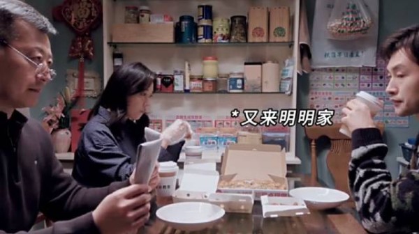 你小子挺精啊 追人先拿下岳父，这不稳了