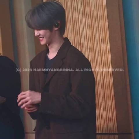 261029 两点出逃 饭拍 男神今天的脸蛋 真的神 光顾着看脸了 cr.logo