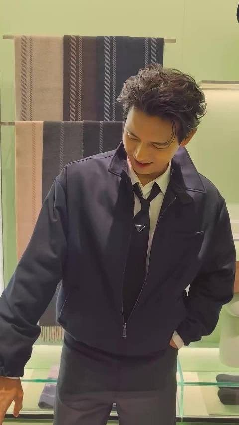 李现待人温和获赞高情商