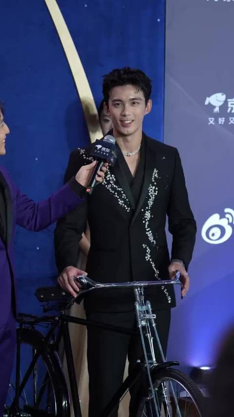 吴磊从琅琊榜到剑来 少年感男人味在线