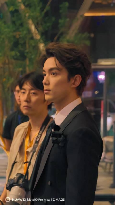 吴磊就这么出现,好帅!